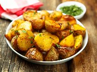 Рецепта Гарнитура от печени пресни картофи под фолио с чесън, копър и магданоз за пилешки крилца, бутчета или пържоли